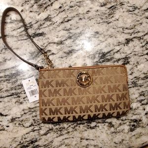 Michael Kors fulton wallet can fit smart phone
